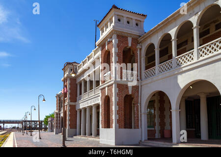 Barstow, CA/USA - 14. April 2019: Casa Del Desierto, auch als die Barstow Harvey House bekannt, ist ein historisches Wahrzeichen in 685 North 1 Avenu Stockfoto