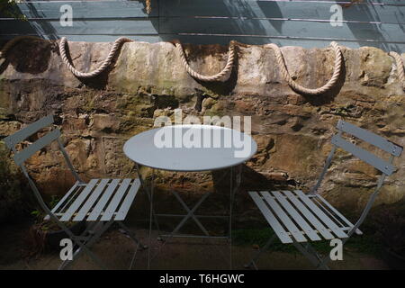 Hellblau Metall Gartentisch und Stühle von einem Ferienhaus in St Monans, Fife, Schottland, Großbritannien. Stockfoto