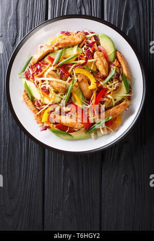 Asiatische Kohl Salat mit Hühnchen und Gemüse close-up auf einem Teller auf den Tisch. Vertikal oben Ansicht von oben Stockfoto