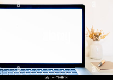 Weißer Bildschirm eines Laptops, close-up-Kopie Platz anzeigen. Tragbare Computer Monitor auf einen modernen Schreibtisch, Kopie Platz für Text oder Bilder einfügen Stockfoto