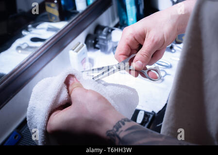 Friseur Arbeitsplatz. Friseur bereitet sich für einen Haarschnitt. Stockfoto