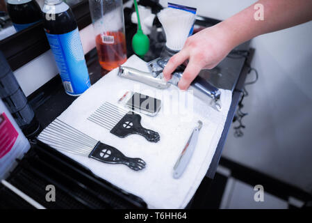 Friseur Arbeitsplatz. Friseur bereitet sich für einen Haarschnitt. Stockfoto