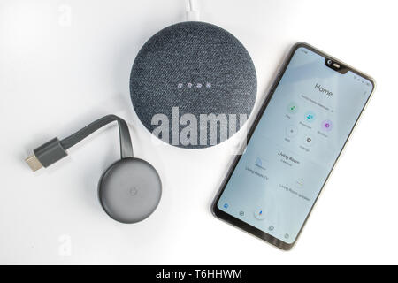 Athen, Griechenland - 24. April 2019: Google Home Mini, Chromecast und Home App auf einem Smartphone Stockfoto