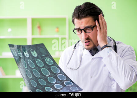 Arzt Radiologe an x-ray im Krankenhaus Scan Stockfoto