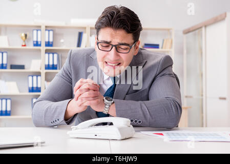 Geschäftsmann erwartet wichtigen Anruf auf dem Telefon Stockfoto