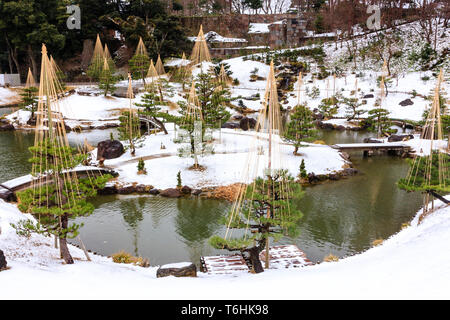 Gyokusen inmaru Japanischen Garten, die ursprünglich im Jahre 1634 erbaut. Garten, Teich, die Brücke und die erste Insel bei Schneefall. Burg Kanazawa, Japan. Stockfoto