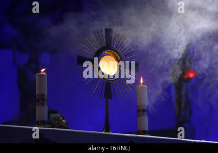 Eine Zeremonie in der Kirche die Monstranz. Stockfoto