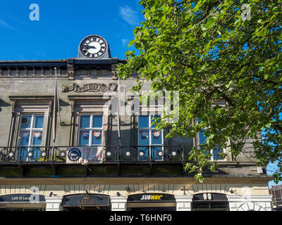 Ehemaliges Rathaus jetzt Schlosshof Einkaufszentrum in Knaresborough North Yorkshire England Stockfoto