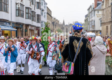 Oxford, UK. Mai, 2019. Wie Massen verlassen können Tag feiern, unter der Leitung von Morris Dancers", ein Mann, der in einem EU-Hut auf beobachtet. Stockfoto