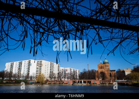 St Michael's Church und Wohnblocks in Berlin, Deutschland. Stockfoto