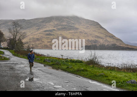 Die Alte Schmiede ist die am weitesten entfernten Pub in Großbritannien. In Inverie auf der Halbinsel Knoydart, es ist aus dem britischen Festland Straßennetz reduziert werden, und der Zugriff kann nur entweder von einem 7 Meile Überfahrt oder einer 40-minütigen Fahrt mit der Fähre von Mallaig vorgenommen werden. Für diejenigen, die es vorziehen, Terra Ferma, dann einen 18 km Wanderung ist was Sie erwartet, wenn Sie in der Kneipe zu Fuß erreichen möchten. Inverie ist das Siedlungsgebiet und ist die Heimat von mehr als der Hälfte der vollen Zeit Bewohner (derzeit rund 120 Personen). Mit: Atmosphäre, wo: Inverie, Scottish Highlands, Großbritannien Wann: 29 Mar 2019 Credit: Stockfoto