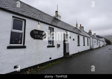 Die Alte Schmiede ist die am weitesten entfernten Pub in Großbritannien. In Inverie auf der Halbinsel Knoydart, es ist aus dem britischen Festland Straßennetz reduziert werden, und der Zugriff kann nur entweder von einem 7 Meile Überfahrt oder einer 40-minütigen Fahrt mit der Fähre von Mallaig vorgenommen werden. Für diejenigen, die es vorziehen, Terra Ferma, dann einen 18 km Wanderung ist was Sie erwartet, wenn Sie in der Kneipe zu Fuß erreichen möchten. Inverie ist das Siedlungsgebiet und ist die Heimat von mehr als der Hälfte der vollen Zeit Bewohner (derzeit rund 120 Personen). Mit: Die alte Schmiede Wo: Inverie, Scottish Highlands, Großbritannien Wann: 29 Mar 2019 Credi Stockfoto