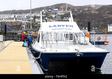 Die Alte Schmiede ist die am weitesten entfernten Pub in Großbritannien. In Inverie auf der Halbinsel Knoydart, es ist aus dem britischen Festland Straßennetz reduziert werden, und der Zugriff kann nur entweder von einem 7 Meile Überfahrt oder einer 40-minütigen Fahrt mit der Fähre von Mallaig vorgenommen werden. Für diejenigen, die es vorziehen, Terra Ferma, dann einen 18 km Wanderung ist was Sie erwartet, wenn Sie in der Kneipe zu Fuß erreichen möchten. Inverie ist das Siedlungsgebiet und ist die Heimat von mehr als der Hälfte der vollen Zeit Bewohner (derzeit rund 120 Personen). Mit: Atmosphäre, wo: Inverie, Scottish Highlands, Großbritannien Wann: 29 Mar 2019 Credit: Stockfoto