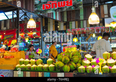 Kokosnüsse zum Verkauf in Bangkok Markt Thailand Stockfoto