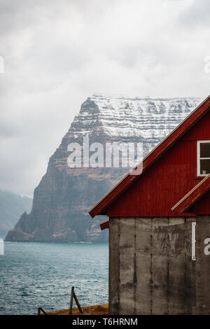 Blick auf die hohen Berge der Kunoy Inseln wie aus dem kleinen Dorf in der Nähe von Trøllanes Kallur Leuchtturm auf Kalsoy Insel gesehen (Färöer Inseln) Stockfoto