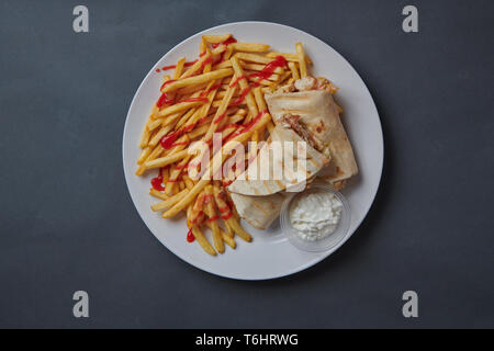 Chicken Kebab und Chips auf einem grauen Hintergrund Stockfoto