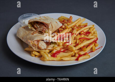 Chicken Kebab und Chips auf einem grauen Hintergrund Stockfoto