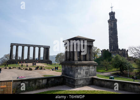 National Monument von Schottland, Playfair Monument und Nelson's Monument, das von der Stadt Observatorium auf dem Calton Hill, Edinburgh, Schottland, Großbritannien Stockfoto