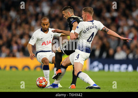 Dusan Tadic der Ajax-Schlachten mit Lucas Moura und Toby Alderweireld von Tottenham Hotspur - Tottenham Hotspur v Ajax, UEFA Champions League Halbfinale - Stockfoto