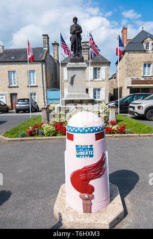 Normandie, Frankreich - 16. August 2018: Erinnerung an die im Ersten und Zweiten Weltkrieg gefallenen und Krieg in Indochina. Saint Marie du Mont, Normandie, Frankreich Stockfoto