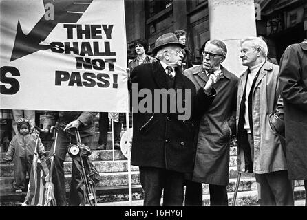 57/6 London; Spanischer Bürgerkrieg Internationale Brigade Männer an Anti Nazi League März 1978 Stockfoto