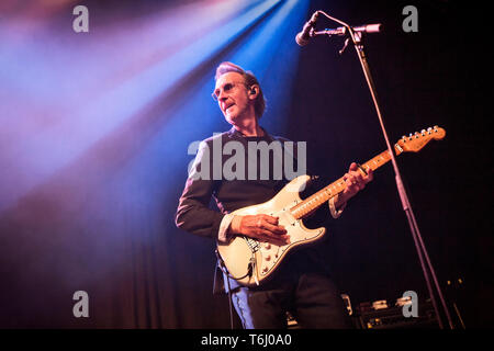 Norwegen, Oslo - 29. April 2019. Die englische Band Mike und der Mechanik führt ein Live Konzert am Rockefeller in Oslo. Hier Gitarrist Mike Rutherford wird gesehen, live auf der Bühne. (Foto: Gonzales Foto - Terje Dokken). Stockfoto