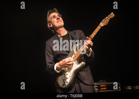 Norwegen, Oslo - 29. April 2019. Die englische Band Mike und der Mechanik führt ein Live Konzert am Rockefeller in Oslo. Hier Gitarrist Mike Rutherford wird gesehen, live auf der Bühne. (Foto: Gonzales Foto - Terje Dokken). Stockfoto