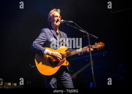 Norwegen, Oslo - 29. April 2019. Die englische Band Mike und der Mechanik führt ein Live Konzert am Rockefeller in Oslo. Hier Gitarrist Mike Rutherford wird gesehen, live auf der Bühne. (Foto: Gonzales Foto - Terje Dokken). Stockfoto