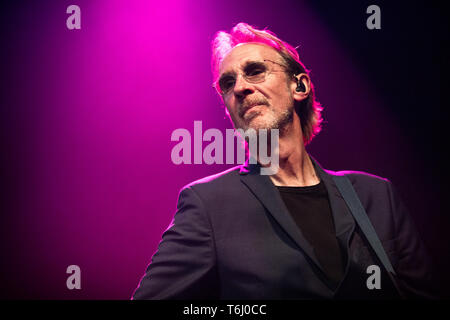 Norwegen, Oslo - 29. April 2019. Die englische Band Mike und der Mechanik führt ein Live Konzert am Rockefeller in Oslo. Hier Gitarrist Mike Rutherford wird gesehen, live auf der Bühne. (Foto: Gonzales Foto - Terje Dokken). Stockfoto