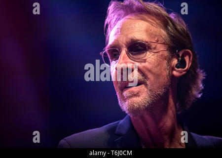 Norwegen, Oslo - 29. April 2019. Die englische Band Mike und der Mechanik führt ein Live Konzert am Rockefeller in Oslo. Hier Gitarrist Mike Rutherford wird gesehen, live auf der Bühne. (Foto: Gonzales Foto - Terje Dokken). Stockfoto