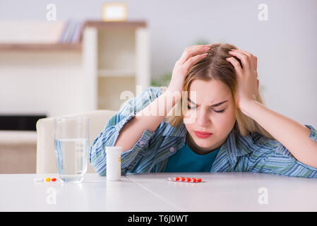 Frau Pillen, die mit dem Schmerz fertig zu werden Stockfoto