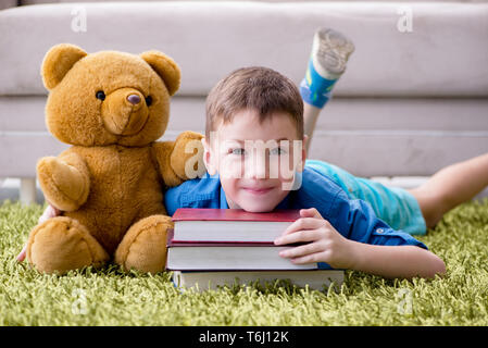 Kleiner Junge lesen Bücher zu Hause Stockfoto