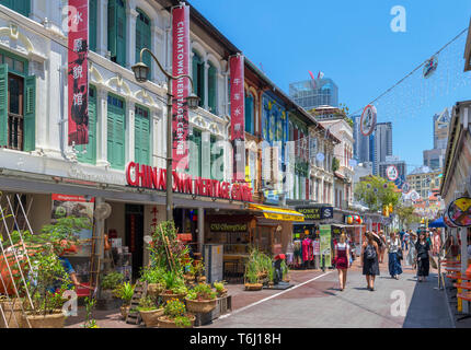 Singapur Chinatown. Geschäfte und Restaurants auf der Pagode Straße mit dem Chinatown Heritage Center auf der linken Seite, Chinatown, Singapore City, Singapur Stockfoto