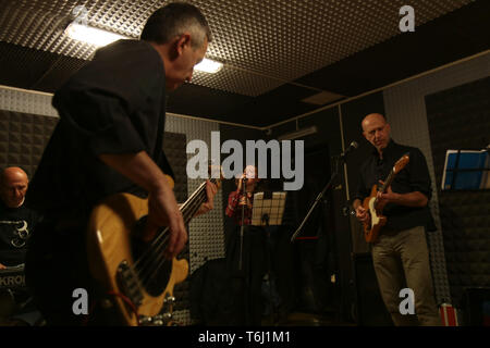 Musik Band spielen in einem Proberaum. Low Key Stockfoto