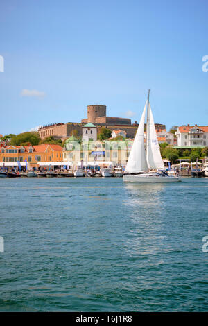 Eine Yacht segeln in Marstrand und die Festung Carlsten während der jährlichen Boat Show im August in Kungälv/Gemeinde, Västra Götaland County, Schweden Stockfoto