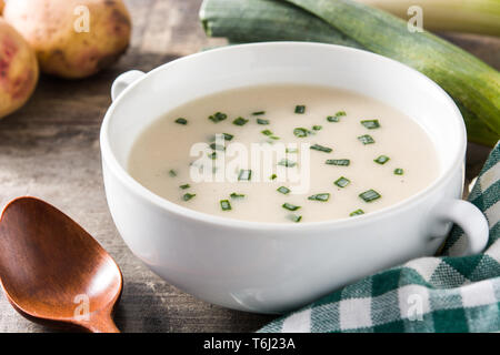 Französische vichyssoise Suppe und Zutaten auf hölzernen Tisch Stockfoto