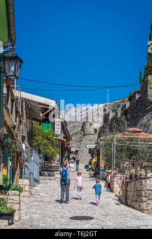 Souvenirläden in Stari Bar Stockfoto