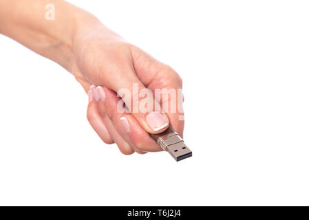 USB-Flash-Laufwerk in weiblicher Hand auf weißem Hintergrund. Stockfoto