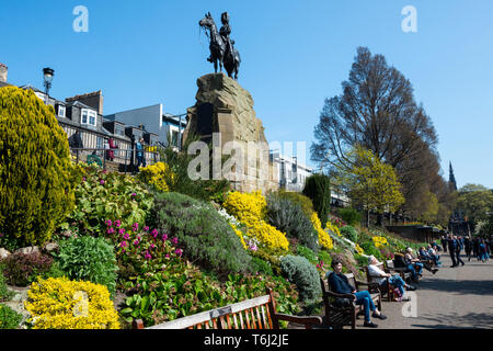 Frühling Blumen unter der Royal Scots Greys Monument in West Princes Street Gardens in Edinburgh, Schottland, Großbritannien Stockfoto