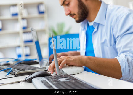 Frustriert junger Mann wegen der schwachen Internet Empfang Stockfoto