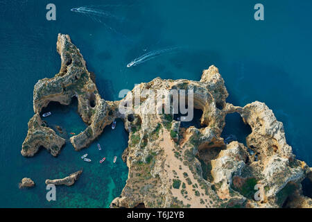 LUFTAUFNAHME. Tief erodierte Küstenlandschaft mit vielen Dolinen, Meereshöhlen und Buchten. Ponta da Piedade, Lagos, Algarve, Portugal. Stockfoto