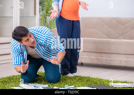 Junge Familie in die Budgetplanung Konzept Stockfoto