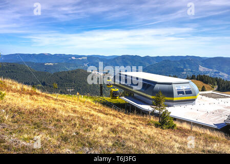 Kabinen kommen an der oberen Station des Berges Belchen, Hochschwarzwald, Deutschland, Panorama der Berge Stockfoto