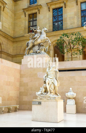 Paris/Frankreich - 04 April 2019. Antiken Skulptur in Cour Marly Raum im Louvre, Paris, Frankreich, Europa Stockfoto