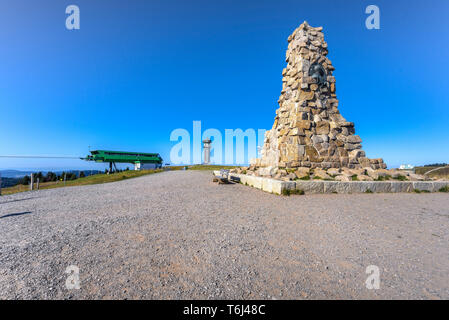 Obere Station des Berges, Feldberg, Hochschwarzwald, Deutschland, Hebung der Feldberg Seebuck mit Lookout Tower und Bismarck Denkmal Stockfoto