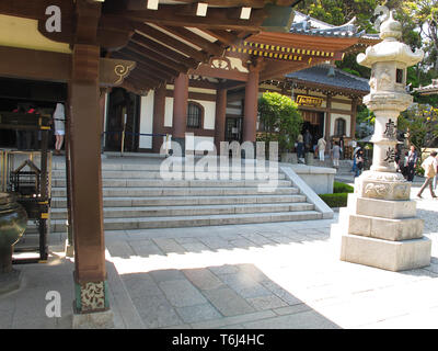 Eine japanische Gartenlaterne im Hasedera-Tempel in Kamakura, Kanagawa, Japan. Stockfoto