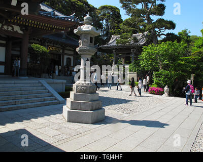 Eine japanische Gartenlaterne im Hasedera-Tempel in Kamakura, Kanagawa, Japan. Stockfoto