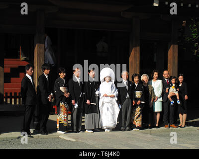 Japanische Hochzeitsfeier in der Nähe des Hasedera-Tempels in Kamakura, Japan. Stockfoto