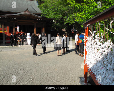 Japanische Hochzeitsfeier in der Nähe des Hasedera-Tempels in Kamakura, Japan. Stockfoto