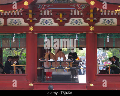 Japanische Hochzeitsfeier in der Nähe des Hasedera-Tempels in Kamakura, Japan. Stockfoto